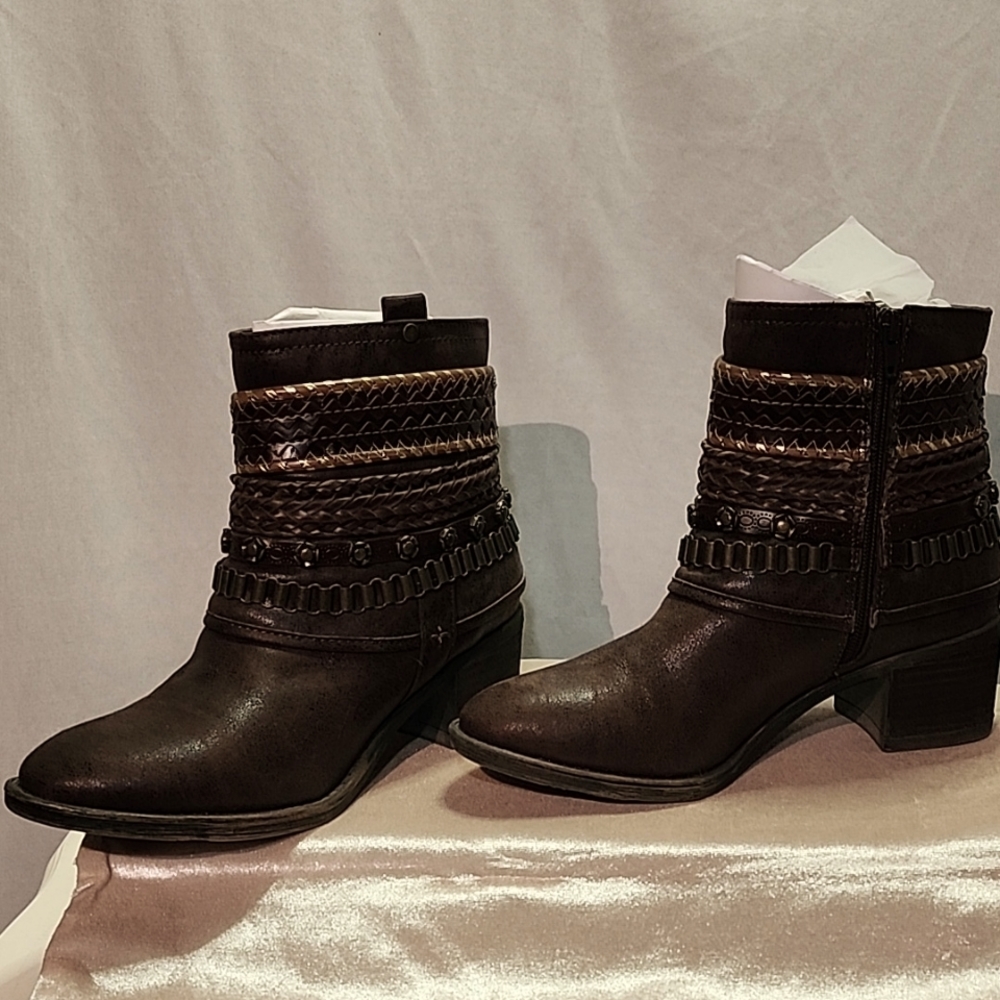 Women's EUC Sharp Ankle Boots size 7.5M